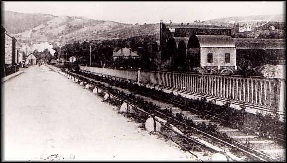 Train entrant en gare de Monthermé